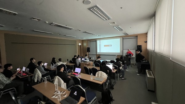 이번 워크숍에서 급변하는 이커머스 시장의 환경 분석과 (주)원제로소프트의 2024년도 사업계획에 대해서도 발표하는 자리가 이어졌다[사진=(주)원제로 소프트 제공]