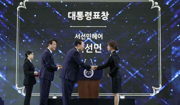 윤석열 대통령은 11월 3일, 대한민국 소상공인대회 개막식에 참석해 소상공인 발전에 기여한 공로자에게 훈·포장과 대통령 표창을 수여했다.(사진=대통령실)