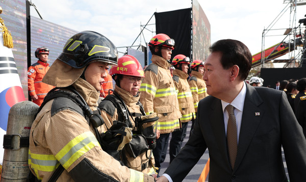 윤석열 대통령이 9일 서울 용산어린이정원 잔디마당에서 열린 ‘제61주년 소방의 날 기념식’에서 소방관들을 격려하고 있다.(사진=대통령실)