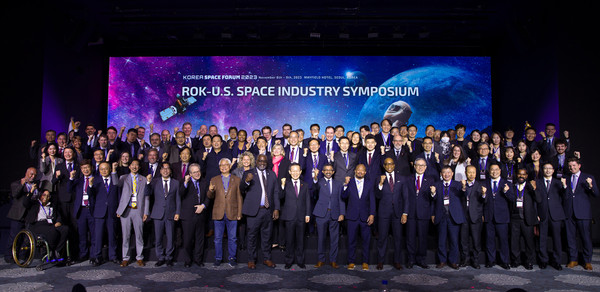 이종호 과학기술정보통신부 장관이 8일 서울 메이필드호텔에서 열린 '한-미 우주산업 심포지엄' 에서 시라그 파리크(Chirag Parikh) 미국 국가우주위원회 사무총장, 마이클 씨 모건(Michael C. Morgan) 미국 상무부 환경관측 및 예측 차관보 등과 기념촬영 하고 있다.(사진=과학기술정보통신부)