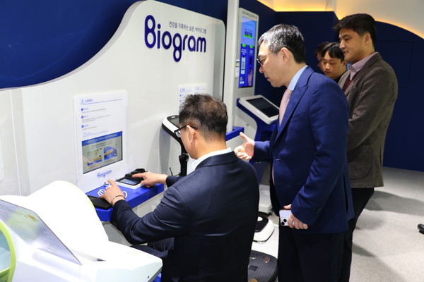 융기원 건강관리실 융care+에서 스트레스 측정을 통한 디지털 헬스케어 장비 체험 (사진=차세대융합기술연구원)