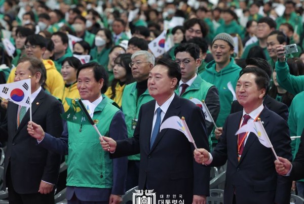 윤석열 대통령은 11. 12일 고양시 일산 킨텍스에서 열린 ?2023전국새마을지도자대회 ‘청년의 약속’ 선포식에 참석해 새마을지도자와 청년새마을 회원들을 격려했다.