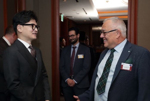 한동훈 법무장관이  참가국 대표단과 담소를 나누고 있다[사진=법부부제공]