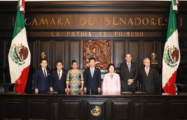 김진표 의장이 리베라 상원의장과 면담 종료 후 상원회의장에서 기념사진을 촬영하고 있다. 김 의장 좌측부터 리베라 상원의장, 민병덕 의원, 박성준 의원. 김 의장 우측부터 서정숙 의원, 페레즈 상원 재무위원장, 바스콘셀로스 상원 외교위원장 (사진=국회)
