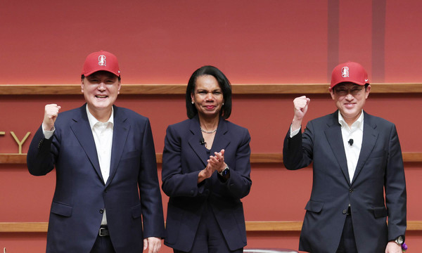 윤석열 대통령과 기시다 후미오 일본 총리가 17일(현지시간) 미국 스탠퍼드대에서 열린 한일 정상 좌담회에서 콘돌리자 라이스 후버연구소장으로부터 선물받은 야구 모자를 쓰고 있다.(사진=대통령실)