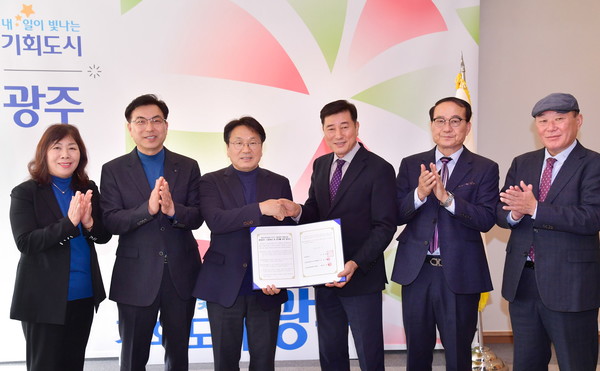 광주광역시(시장 강기정)는 이날 중앙근린공원(1지구)주민협의체, 빛고을중앙공원개발과 ‘중앙근린공원(1지구) 개발행위 특례사업 풍암호수 수질개선 및 관리를 위한 합의서’를 체결했다.[사진=광주시 제공]