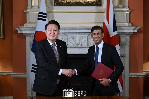 정상회담 이후 윤 대통령과 수낙 총리는 양국 관계를 ’글로벌 전략적 동반자 관계’로 격상하고 양국 간 전략적 협력 내용을 총망라한 ’다우닝街 합의(Downing Street Accord)‘에 서명했다[사진=대통령실]