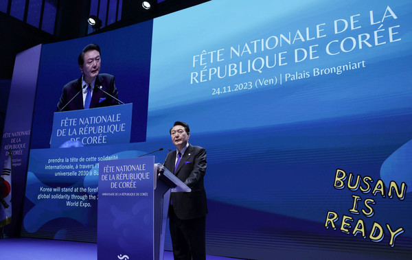 윤석열 대통령 부부는 24일(현지시간) 파리 브롱냐르 궁에서 개최된 주프랑스 대한민국대사관 주최 대한민국 국경일 리셉션 행사에서 축사를 하고 있다.(사진=대통령실)