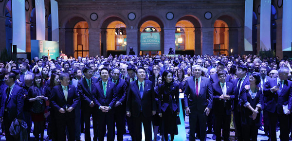 윤석열 대통령 부부는 24일(현지시간) 파리 브롱냐르 궁에서 개최된 주프랑스 대한민국대사관 주최 대한민국 국경일 리셉션 행사에 참석했다.(사진=대통령실)
