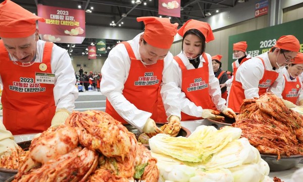 윤석열 대통령은 봉사와 나눔의 정신을 되새겨며 다함께 김장김치를 담그는  봉사을 하고 있다[사진=대통령실]