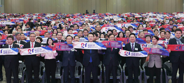 윤석열 대통령이 28일, ‘제21기 민주평화통일자문회의 전체회의’에서 참석자들과 함께 ‘분단을 넘어 글로벌 중추국가’ 슬로건이 적힌 수건을 들고 기념 촬영을 하고 있다.(사진=대통령실)