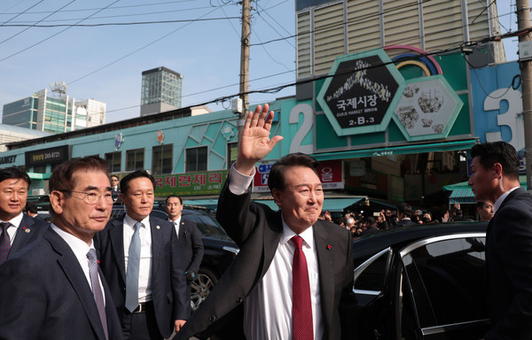 윤석열 대통령은 6일 부산의 대표 전통시장인 국제시장 일원을 찾아 시민들과 소통하고 상인들을 격려했다.(사진=대통령실)