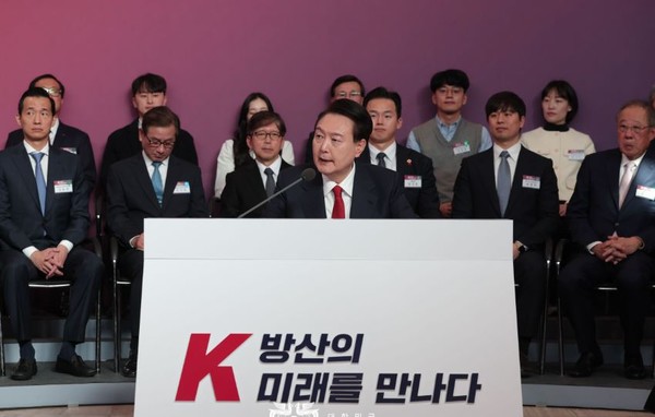 윤석열 대통령은 7일  오전 경기 성남시 판교에 소재한 방산업체 한화에어로스페이스에서 제2차 방산수출전략회의를 주재했다. [사진=대통령실]