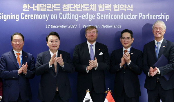 네덜란드를 국빈 방문한 윤석열 대통령과 빌럼-알렉산더르 네덜란드 국왕이 12일(현지시간) 벨트호벤 소재 ASML 본사에서 열린 한-네덜란드 첨단반도체 협력 협약식을 마친 뒤 기념촬영을 하고 있다.(사진=대통령실)