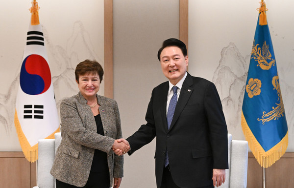 윤석열 대통령이 15일 크리스탈리나 게오르기에바 국제통화기금(IMF) 총재를 접견하고 있다.(사진=대통령실)