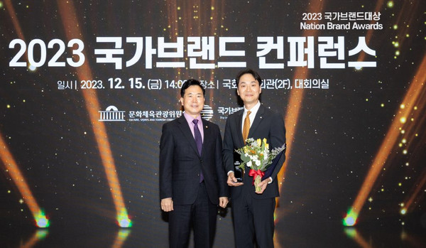 장성현 대한항공 마케팅/IT, 객실 및 서비스 부문 부사장(우측)과 김승수 국회의원(문화체육관광위원)이 15일 서울 국회의원회관에서 열린 ‘2023 국가브랜드컨퍼런스’에서 기념사진을 촬영하고 있다.(사진=대한항공)