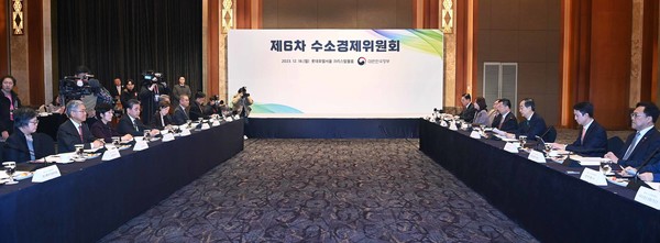 18일 서울 소공동 롯데호텔에서 한덕수 국무총리(위원장)를 비롯한 기획재정부, 과학기술정보통신부, 환경부 장·차관의 정부의원과 민간의원 등 관계자가 참석한 가운데 ‘제6차 수소경제위원회’가 열렸다.(사진=기획재정부)