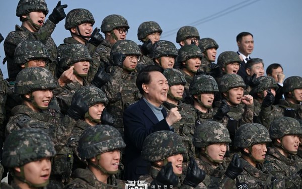 윤석열 대통령은  오늘(12. 28, 목) 오전 중부 전선 육군 제5보병사단을 방문해 군사대비태세를 점검하고, 최전방에서 빈틈없는 경계 작전에 매진하고 있는 장병들의 노고를 치하했다[사진=대통령실]