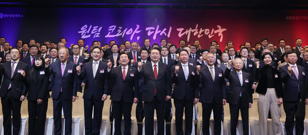 윤석열 대통령이 2일 중소기업중앙회에서 개최된 ‘2024년 경제계 신년 인사회’에서 경제 단체장, 기업 회장 등과 경제 도약 원팀 퍼포먼스를 하고 있다.(사진= 대통령실)