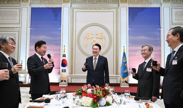 윤석열 대통령이 3일 청와대 영빈관에서 열린 '2024년 신년 인사회'에 참석해 김진표 국회의장의 건배사를 듣고 있다.(사진=대통령실)