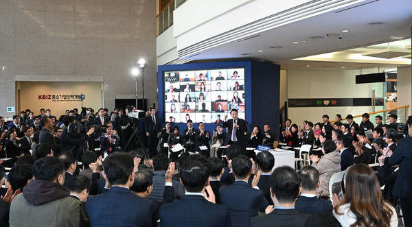 윤석열 대통령은 4일 경기도 용인 중소기업인력개발원에서 국민과 함께하는 첫 번째 민생토론회를 개최했다.(사진=대통령실)