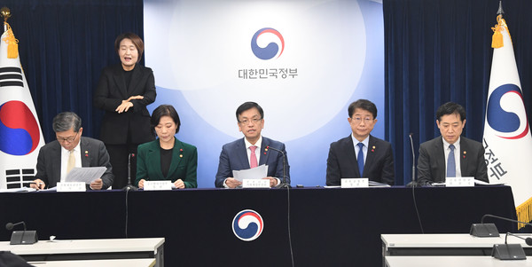 2024년 경제정책방향 합동브리핑이 4일 서울 종로구 정부서울청사에서 열렸다. 왼쪽부터 전병극 문화체육관광부 제1차관, 오영주 중소벤처기업부 장관, 최상목 부총리 겸 기획재정부 장관, 박상우 국토교통부 장관, 김주현 금융위원장 (사진=기획재정부)