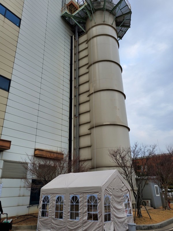 (사진=지난해 1월 인천 송도신도시에 냉난방을 공급하는 인천종합에너지에서 이산화탄소 포집 겸 리튬 추출을 실증시험하는 모습)