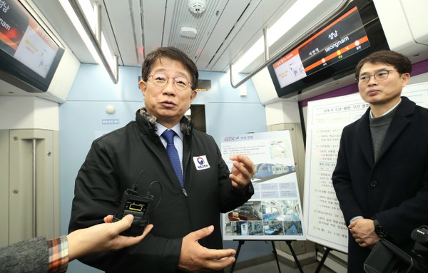 박상우 국토교통부 장관이 5일 GTX-A 동탄~수서 구간 개통 준비상황을 점검하고 있다.(사진=국토교통부)