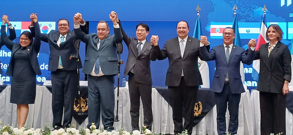 노건기 산업통상자원부 통상교섭실장은 8일(현지시간) 과테말라 국립문화궁전에서 알레한드로 잠마테이(Alejandro Giammattei) 과테말라 대통령이 임석한 가운데 마리오 부까로(Mario Bucaro) 과테말라 외교장관을 비롯한 중미 6개국 대표와 과테말라의 한-중미 FTA 가입의정서 정식 서명식을 가졌다.(사진=산업통상자원부)