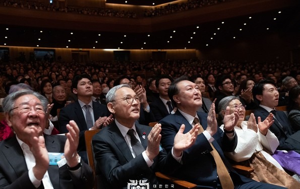 윤석열 대통령은 문화게 예술인을 격려하고 신년 음악회에 참석했다[사진=대통령실]