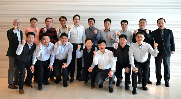 이재용 회장과 참석자들이 삼성전자 서초사옥에서 명장 간담회를 가진 뒤 기념 촬영을 하고 있다.(사진=삼성전자)