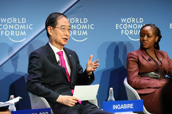 스위스 다보스에서 열리고 있는 세계경제포럼(WEF・다보스포럼) 행사에 참석중인 한덕수 국무총리가 16일(현지시간) ‘위대한 이퀄라이저’를 주제로 열린 AI 포럼에 패널로 나서 발언하고 있다.(사진=국무조정실)