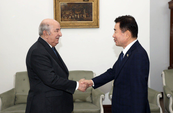 김진표 의장과 테분 대통령이 악수하고 있다.(사진=국회)