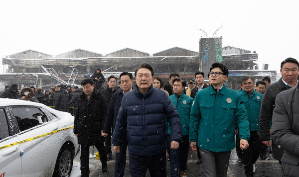 윤석열 대통령은 23일 충남 서천군 특화시장 화재 현장을 방문해 설 대목을 앞두고 피해를 입은 시장 상인들을 위로하고 화재 진압을 위해 고생한 소방관들을 격려했다.(사진=대통령실)