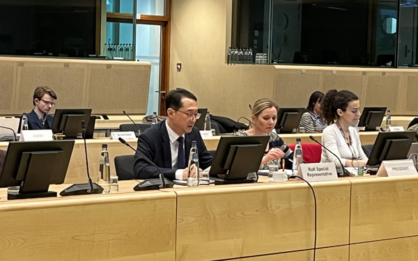 김건 외교부 한반도평화교섭본부장이 23일(현지시간) 벨기에 브뤼셀에 있는 유럽연합(EU) 본부를 방문해 정치안보위원회(PSC)에서 북한의 핵·미사일과 사이버 위협에 대해 브리핑하고 있다.(사진=외교부)