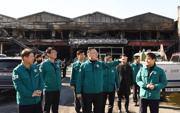 이한경 행정안전부 재난안전관리본부장이 지난 25일 오후 충남 서천군 서천특화시장을 찾아 화재사고 현장을 둘러보고 있다.(사진=행정안전부)