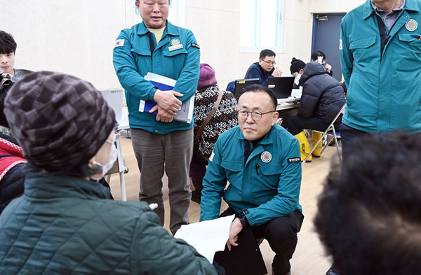 이한경 행정안전부 재난안전관리본부장이 지난 25일 오후 충남 서천군 서천특화시장을 찾아 화재피해 상인들을 위로와 애로사항을 청취하고 있다.(사진=행정안전부)