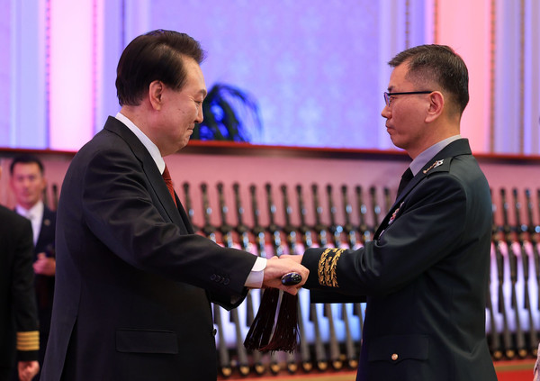 윤석열 대통령은 7일 육·해·공군과 해병대 준장 진급자 및 상반기 진급 예정자 75명에게 삼정검을 수여했다.(사진=대통령실)