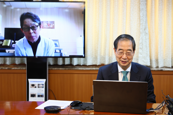한덕수 국무총리가 8일 서해안 최북단인 인천 옹진군 백령도에 있는 백령병원에 자원해 근무 중인 오혜숙 산부인과 과장과 영상통화하며 격려하고 있다.(사진=국무조정실)