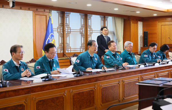 한덕수 국무총리가 19일 세종대로 정부서울청사에서 열린 의사 집단행동 관계 장관회의를 주재, 정부의 대책을 설명하고 있다.(사진=국무조정실)