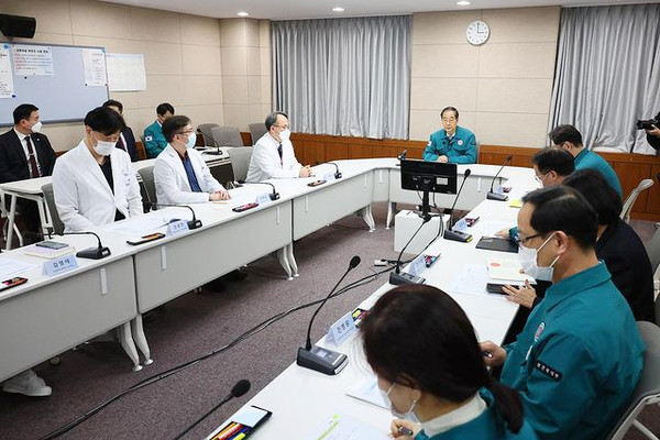 한덕수 국무총리는 19일 국립중앙의료원을 방문하여 비상진료체계 준비상황을 점검하였다.(사진=국무조정실)