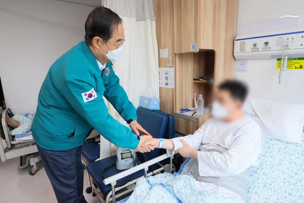 한덕수 국무총리가 21일 의사 집단행동과 관련한 현장 상황을 점검하기 위해 송파구 국립경찰병원을 찾아 현황 보고를 받고 병동을 둘러보고 있다.(사진=국무조정실)