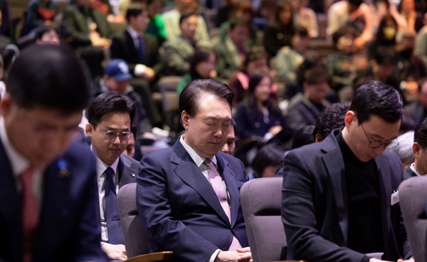 25일 수원시 원천침례교회에서 열린 3·1운동 제105주년 기념예배에 참석한 윤석열 대통령이 기도하고 있다.(사진=대통령실)