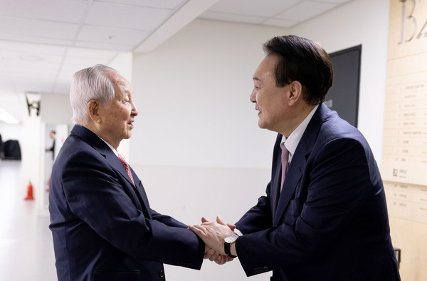 25일 수원시 원천침례교회에서 열린 3·1운동 제105주년 기념예배에 참석한 윤석열 대통령이 김장환 목사(왼쪽)와 인사를 나누고 있다.(사진=대통령실)