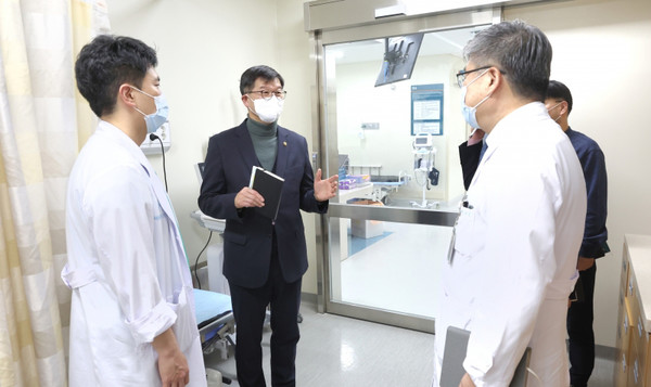 이기일 보건복지부 제1차관은 25일 서울시 송파구 서울아산병원 응급의료센터를 방문,전공의 집단행동 상황 속 비상진료체계 운영 현황을 점검하고, 의료현장을 지키며 환자를 진료하는 의료진을 격려하고 있다.(사진=보건복지부)