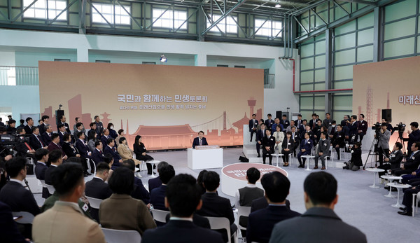 윤석열 대통령은 26일 충남 서산비행장에서 ‘미래산업으로 민생 활력 넘치는 충남’을 주제로 열다섯 번째 ｢국민과 함께하는 민생토론회｣를 개최했다.(사진=대통령실)