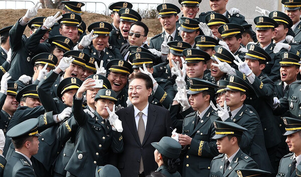 윤석열 대통령이 28일 충북 괴산군 육군학생군사학교에서 열린 2024년 학군장교 임관식 뒤 임관 소위들과 함께 기념촬영을 하고 있다.(사진=대통령실)