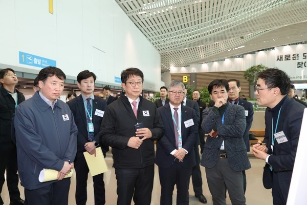 박상우(왼쪽에서 세번째) 국토교통부 장관이 28일 인천공항 제2여객터미널을 방문해 김홍수(맨 오른쪽) 인천공항공사 터미널운영처장의게 스마트패스에 대한 설명을 듣고 있다.(사진=국토교통부)