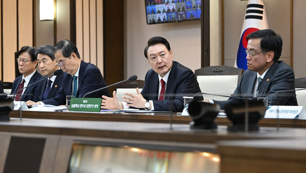 윤석열 대통령은 6일 세종시 정부세종청사에서 제2차 늘봄학교 범부처 지원본부 회의를 주재했다.(사진=대통령실)