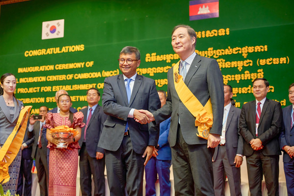 장원삼 코이카 이사장(앞줄 오른쪽)이 3월 14일(현지시각) 캄보디아 수도 프놈펜의 왕립프놈펜대학교에서 열린 국립창업보육센터(NICC) 개소식 행사 중에 캄보디아 최고 훈장을 수상하고, 국왕 대리 시상한 항 추온 나론 교육부총리(앞줄 왼쪽)와 악수를 하고 있다.(사진=한국국제협력단)